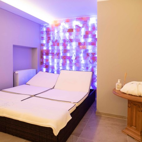 Ruhebereich mit einer Salzsteinwand, © im-web.de/ Tourist-Information Rottach-Egern