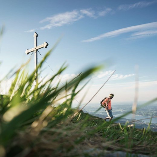 Das Gipfelkreuz des Hirschberg in bayerischen Voralpen mit Blick auf den Tegernsee ist über einen gut ausgebauten Wanderweg erreichbar, © Der Tegernsee, Dietmar Denger