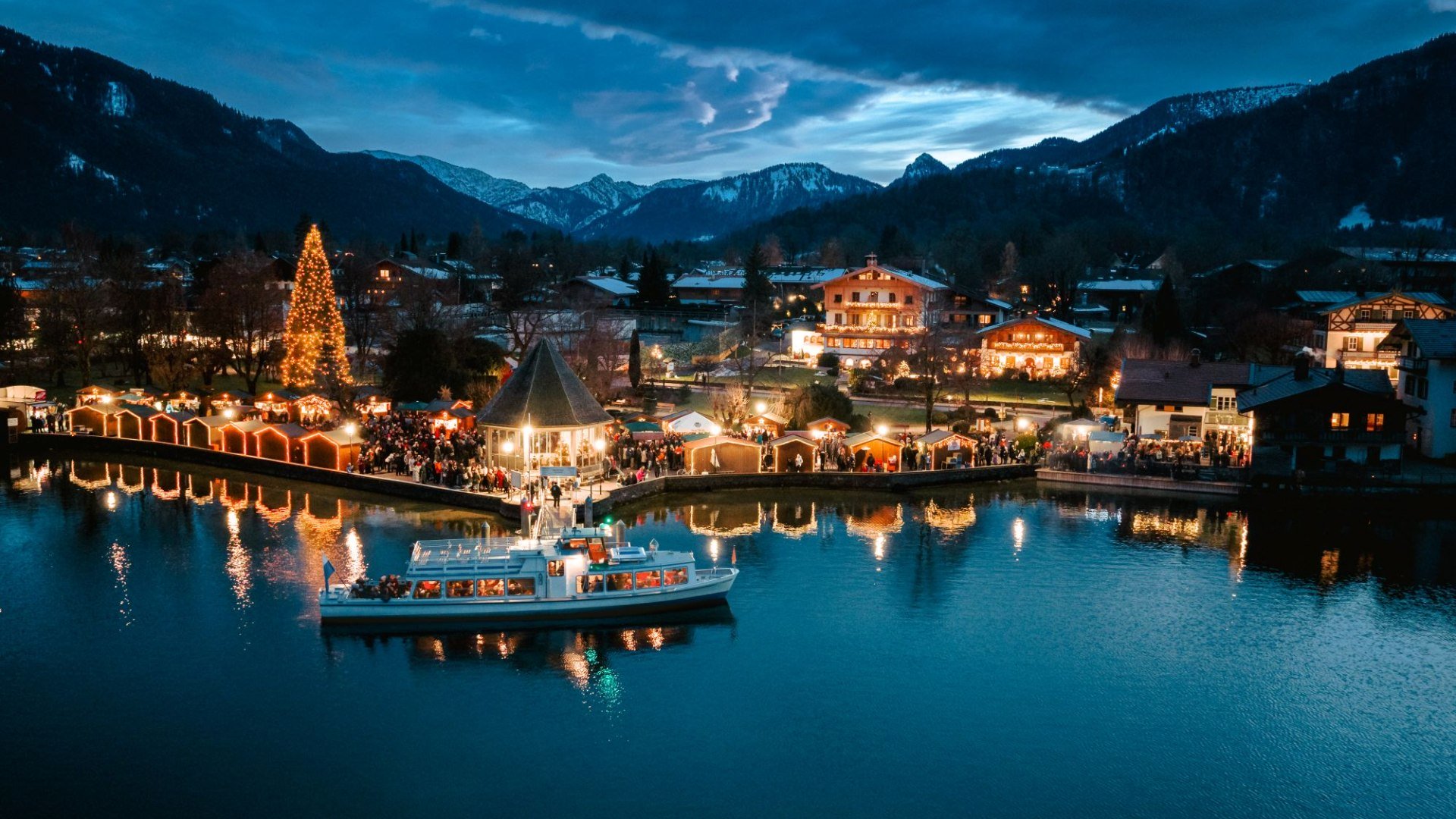 Mit dem Pendelschiff von Markt zu Markt Mit dem Pendelschiff von Markt zu Markt
