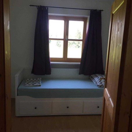 1. kleines Schlafzimmer Bett ist ausziehbar, kleinem Tisch, 1 Stuhl und kleinem Schrank., © im-web.de/ Tourist-Information Gmund am Tegernsee