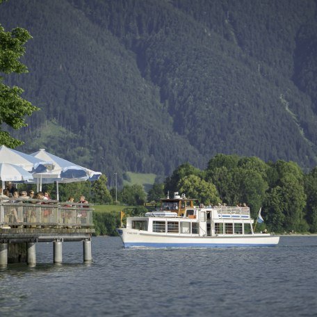 Ein Boot legt am Steg in Tegernsee Stadt an, © Der Tegernsee, Dietmar Denger Ein Boot legt am Steg in Tegernsee Stadt an, © Der Tegernsee, Dietmar Denger