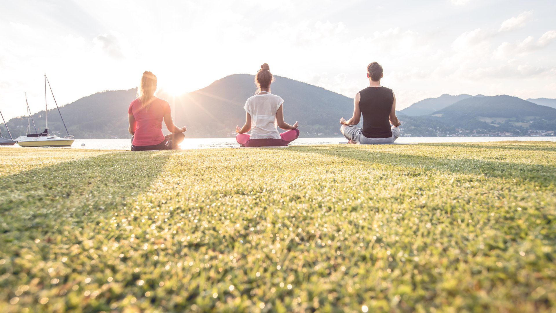 Sonnenaufgangs Yoga am Seeufer in bayerischen Bad Wiessee am Tegernsee, © Hansi Heckmair