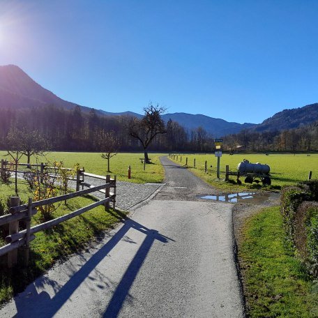 Ein wunderschöner Wanderweg direkt vor der Haustüre bietet entspanntes Wandern und Rad fahren., © im-web.de/ Regionalentwicklung Oberland Kommunalunternehmen