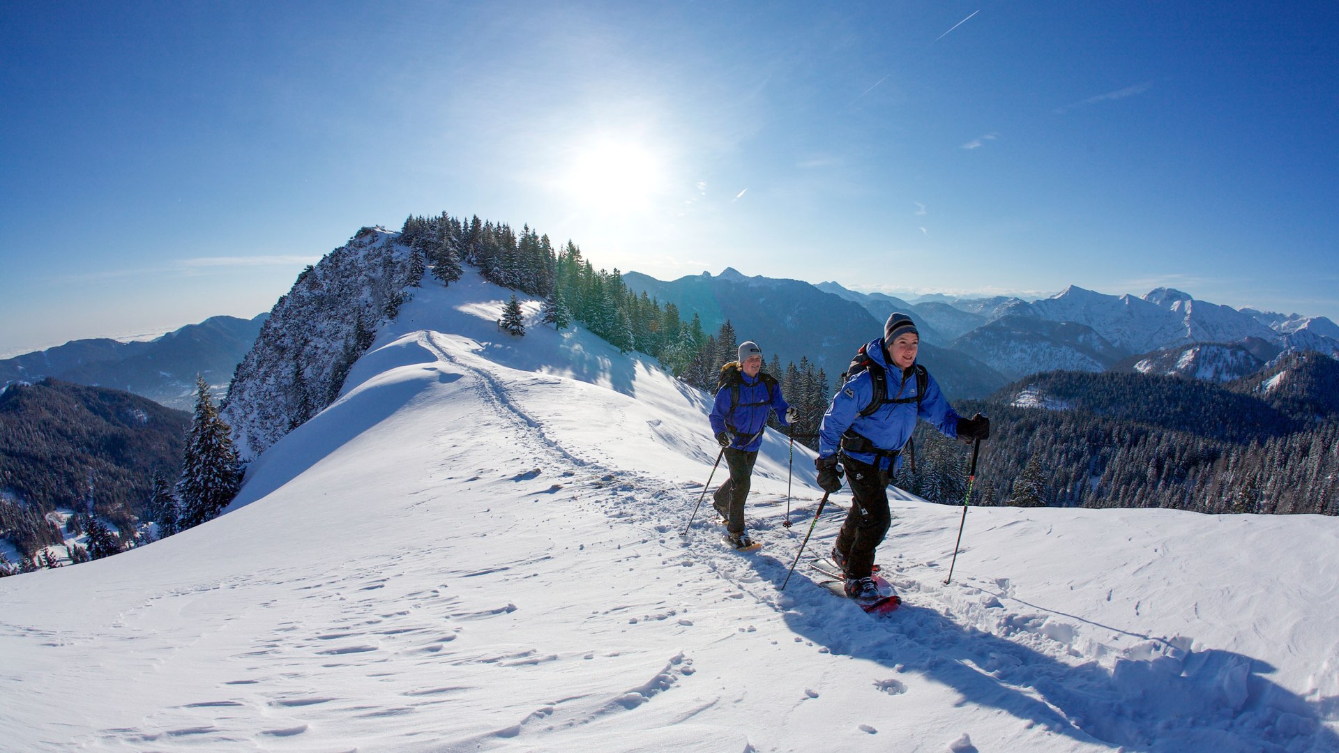 Schneeschuhwandern am Hirschberg im verschneiten Bergpanorama, © Bernd Ritschel