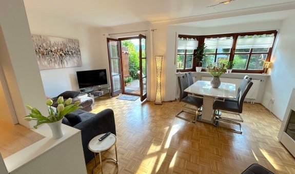 Willkommen in der Tegernsee Perle - Blick ins Wohnzimmer mit Terrassenzugang, &copy; Tegernsee Perle