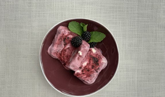 Die Brombeere ist ein heimisches Superfood und nicht nur als Parfait verarbeitet ein absoluter Leckerbissen, © Elisabeth Diessl Die Brombeere ist ein heimisches Superfood und nicht nur als Parfait verarbeitet ein absoluter Leckerbissen, © Elisabeth Diessl