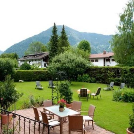 Garten mit Blick zum Wallberg, &copy; im-web.de/ Tourist-Information Rottach-Egern
