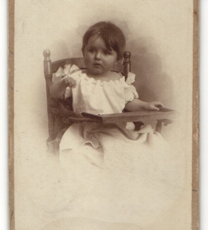Fotografie-E-Ganghofer-Egern-a-T-Portrait-Kleinkind-in-Kindersitz, © Dr. Peter Czoik