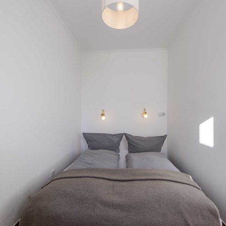 Schlafzimmer mit Ligne-Roset-Schlafsofa & Kommode, © im-web.de/ Alpenregion Tegernsee Schliersee Kommunalunternehmen