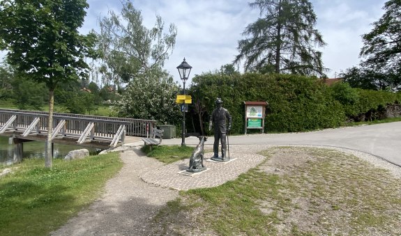 MannUndHundStatueGmund_Hochformat_&copy;NR_001, &copy; TTT - NR
