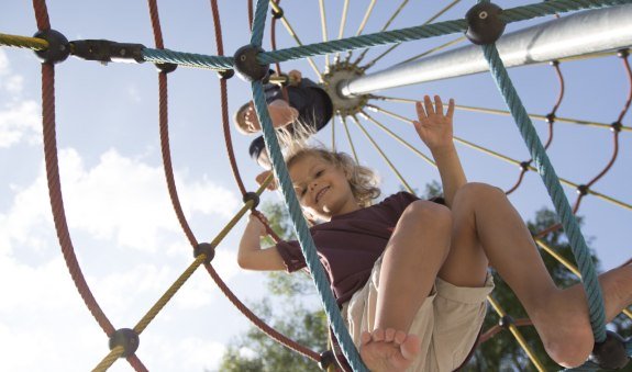 Kinder auf einem Spielplatz am Tegernsee, © Hansi Heckmair Kinder auf einem Spielplatz am Tegernsee, © Hansi Heckmair