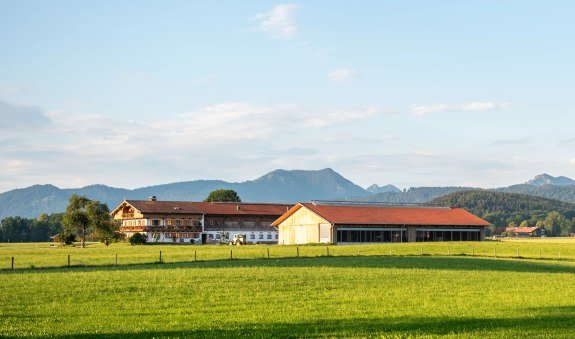 Glaslhof mit Blick auf die Alpenkette bei Gmund am Tegernsee, © ©Glasl