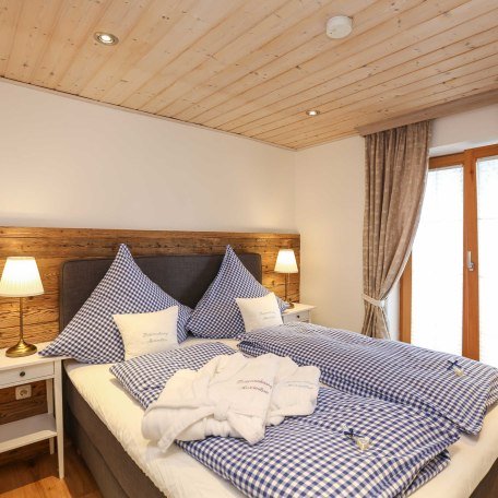 Schlafzimmer 2 mit bequemen Boxspringbett, © im-web.de/ Tourist-Information Bad Wiessee