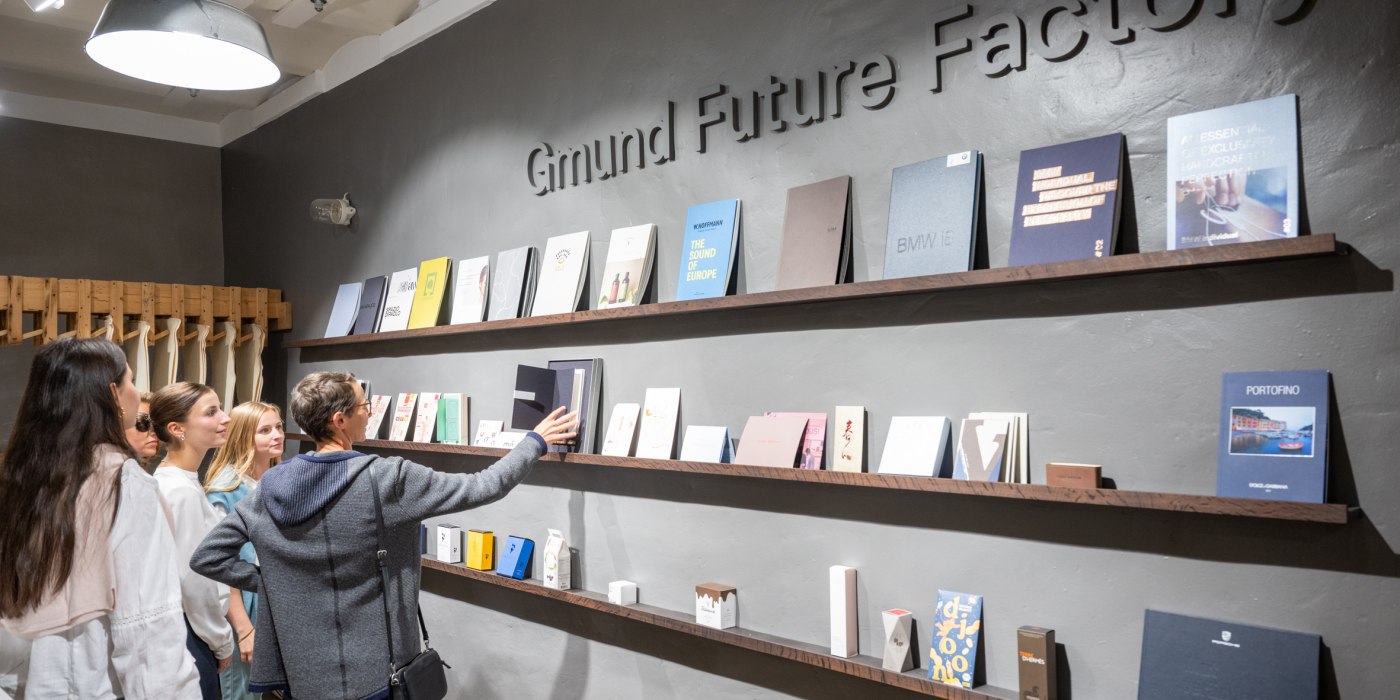 Gmund Papier setzt Weltmaßstäbe auf dem Gebiet von Design und Innovation im Papiersegment. Gmund Papier setzt Weltmaßstäbe auf dem Gebiet von Design und Innovation im Papiersegment.