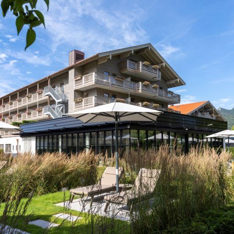 Außenliegen des Mangfall Spa mit herrlichem Ausblick., © Parkhotel Egerner Höfe - Ortwin Klipp