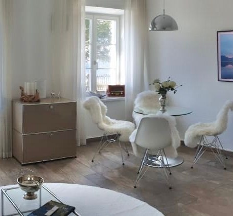 Das Wohnzimmer l&auml;dt zum Verweilen ein., &copy; im-web.de/ Tourist Information Tegernsee