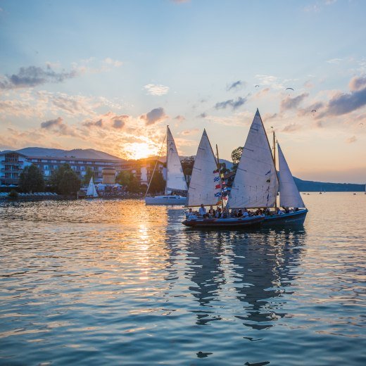 Boote auf dem Tegernsee während eines Seefestes, © Christoph Schempershofe