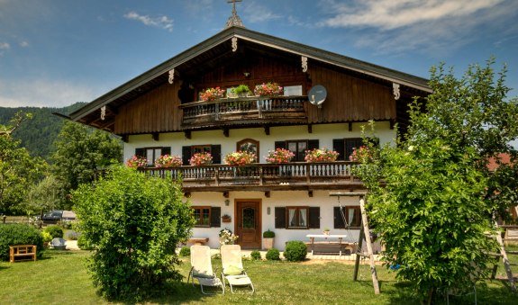 Ferienwohnung Fleischhackerhof - Hausansicht von Süden, © GERLIND SCHIELE PHOTOGRAPHY TEGERNSEE