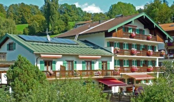Hausansicht Sommer, © im-web.de/ Tourist Information Tegernsee