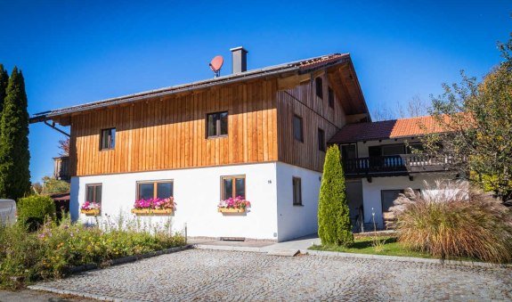 Ferienwohnung im Erdgeschoss und Essplatz im Freien (rechts hinter Wiese), &copy; C. Kaulfersch