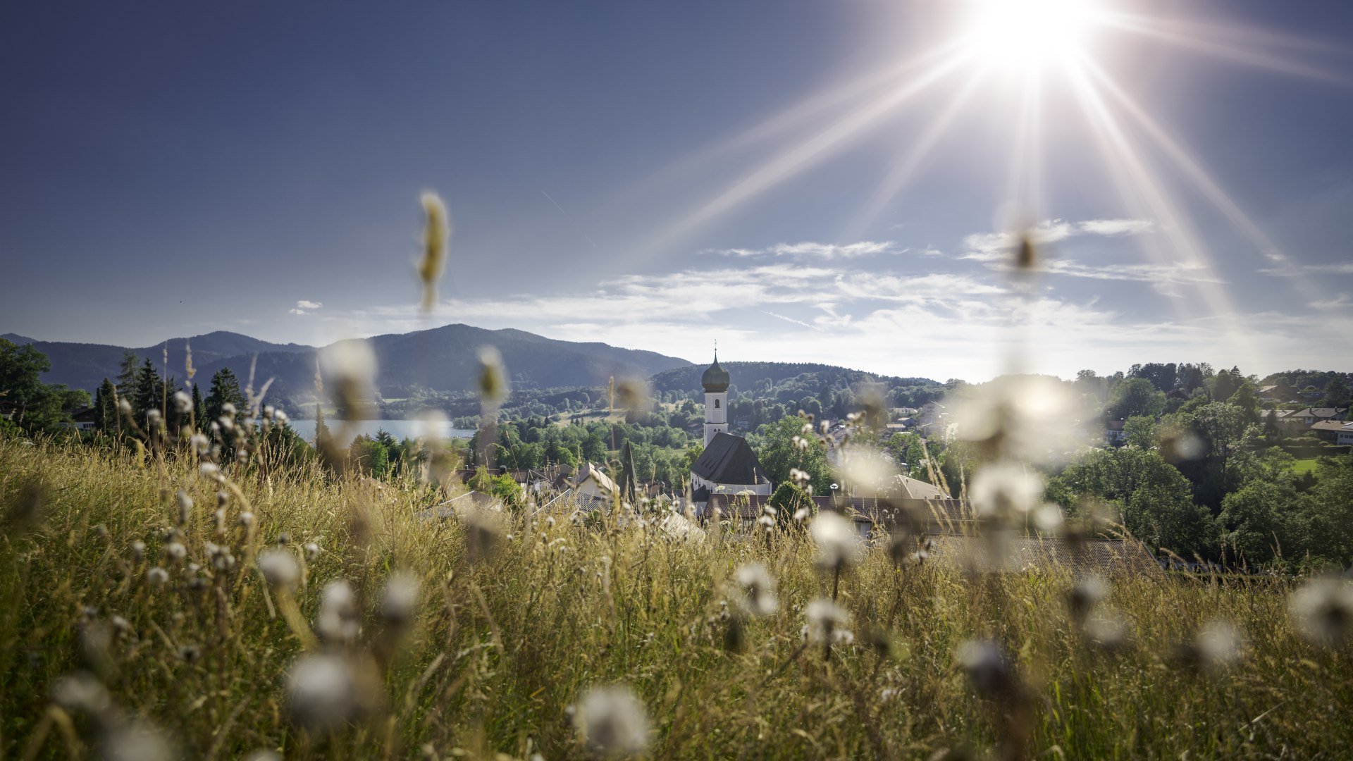 Der Blick über den Ort Gmund am Tegernsee bei strahlendem Sonnenschein., © Dietmar Denger