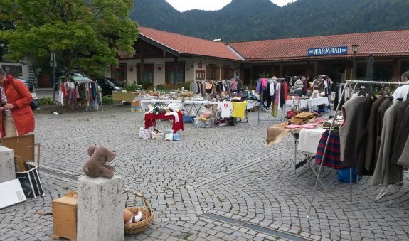 Flohmarkt Kreuth am Dorfplatz, © Renate Luther