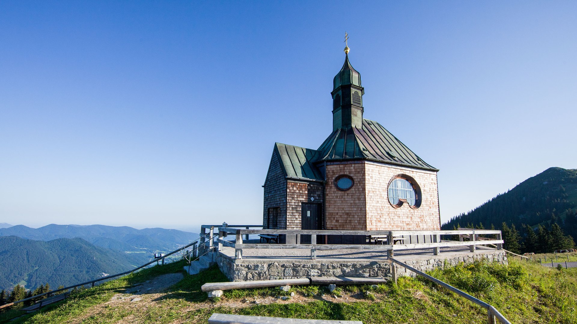 Das Wallbergkircherl thront auf dem Hausberg des Tegernsee, © Bernd Ritschel Das Wallbergkircherl thront auf dem Hausberg des Tegernsee, © Bernd Ritschel