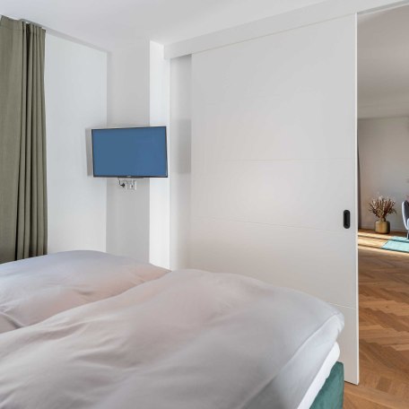 Schlafzimmer/Blick auf Wohnzimmer, &copy; im-web.de/ Tourist-Information Bad Wiessee