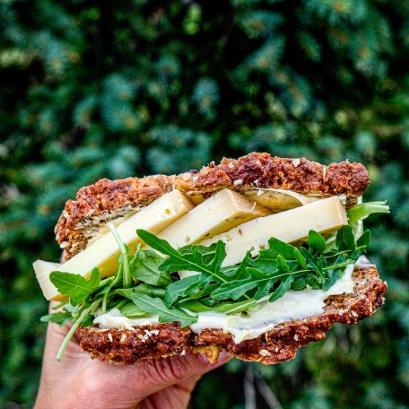 Gut belegtes Käsebrot mit Käse aus der Naturkäserei TegernseerTal, © Anya Rüngeler