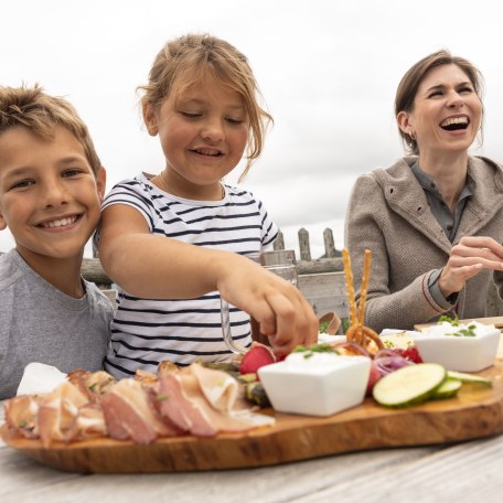 Brotzeit mit der Familie an der Kreuzbergalm, © Der Tegernsee, Hansi Heckmair