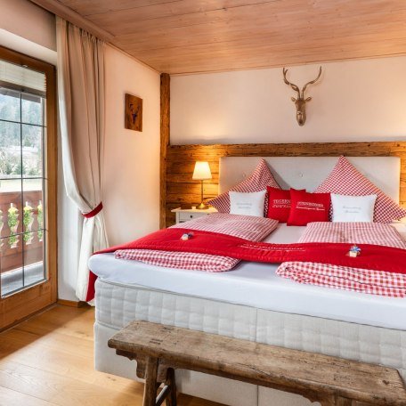 Schlafzimmer 2 mit bequemen Boxspringbett, &copy; im-web.de/ Tourist-Information Bad Wiessee