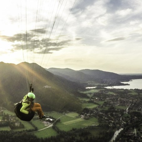 paraglider-fliegt-dem-tegernsee-und-der-sonne-entgegen, &copy; Dietmar Denger