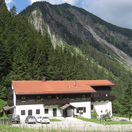 Außenansicht des Hauses; am Fuße der Brecherspitz, © im-web.de/ Gäste-Information Schliersee in der vitalwelt schliersee