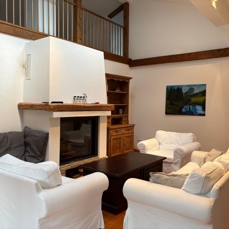 Wohnzimmer mit Kamin, © im-web.de/ Regionalentwicklung Oberland Kommunalunternehmen
