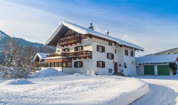 Seehof Außenansicht im Winter, © im-web.de/ Tourist-Information Bad Wiessee Seehof Außenansicht im Winter, © im-web.de/ Tourist-Information Bad Wiessee