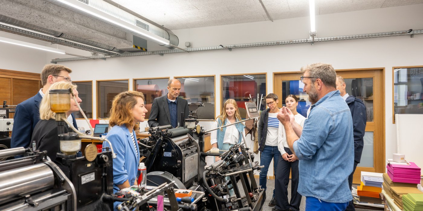 Bei der Besichtigung von Gmund Papier erl&auml;utert Druckermeister Hans Schwarz die Arbeit in der hauseigenen Buchbinderei