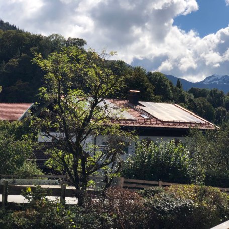 Balkonblick auf Neureuthstr. und Setzberg, &copy; im-web.de/ Tourist Information Tegernsee