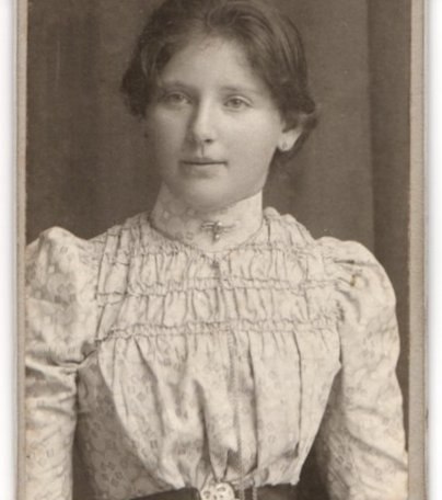 Fotografie-E-Ganghofer-Egern-a-T-Portrait-junge-Dame-in-huebscher-Bluse-mit-Kragenbrosche, © Dr. Peter Czoik