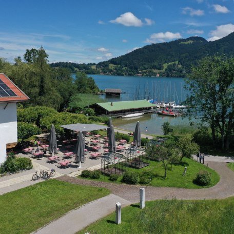 Blick auf den Biergarten und die Sonnenterrasse, © im-web.de/ Tourist-Information Bad Wiessee