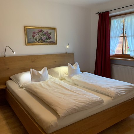 Schlafzimmer s&uuml;d mit blickdichten Vorh&auml;ngen, &copy; im-web.de/ Tourist-Information Rottach-Egern
