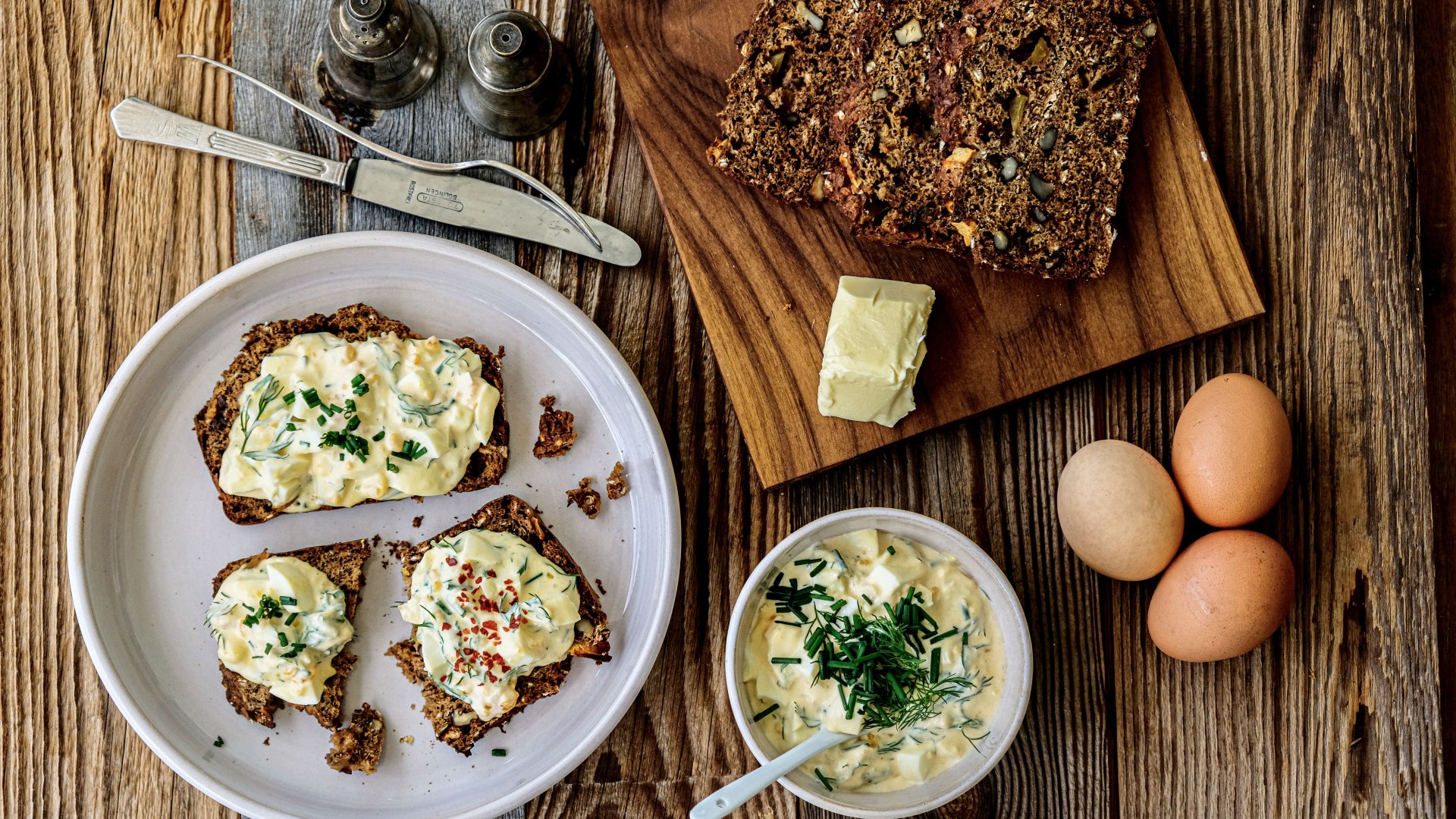 Eine leckere Brotzeit mit selbstgebackenem Brot und Eiersalat., © Anya Rüngeler