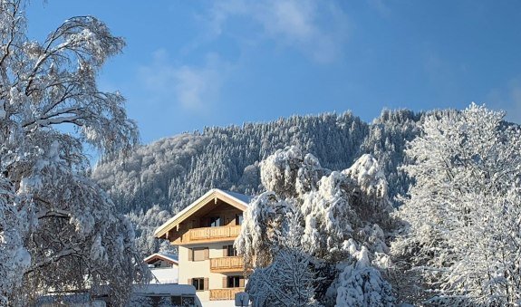 Haus aussen Winter, © im-web.de/ Tourist-Information Bad Wiessee
