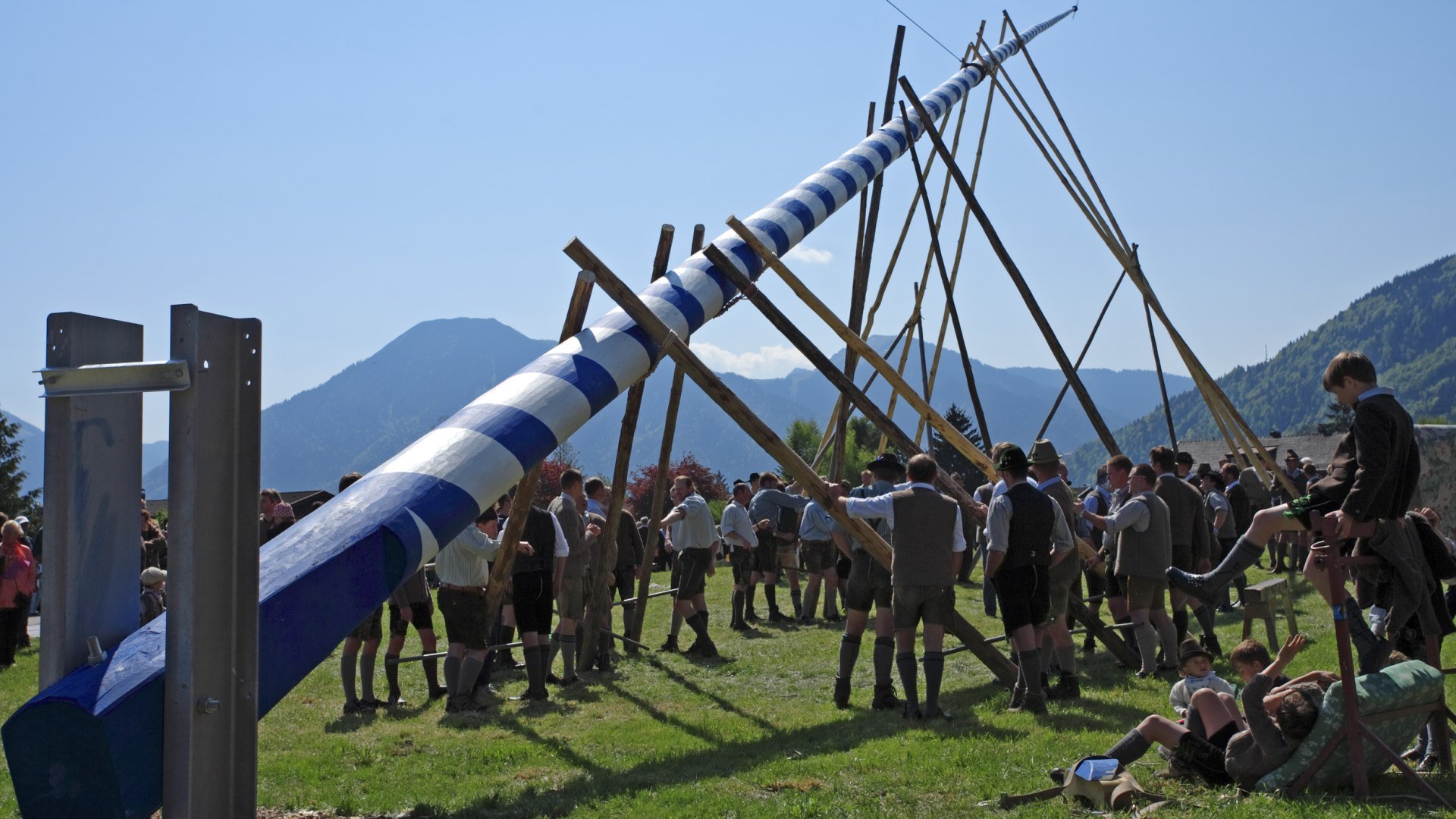 Aufstellung des Maibaums am Tegernsee, © Manfred Manke