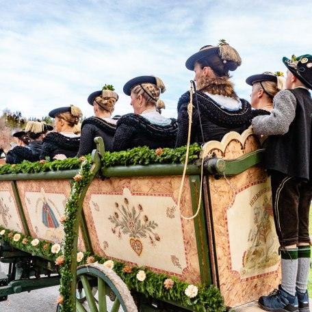 prachtvoll bemalter Wagen bei der Leonhardifahrt, © Der Tegernsee, Stefanie Pfeiler