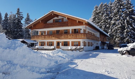 Unser Haus im Winter, © im-web.de/ Regionalentwicklung Oberland Kommunalunternehmen Unser Haus im Winter, © im-web.de/ Regionalentwicklung Oberland Kommunalunternehmen