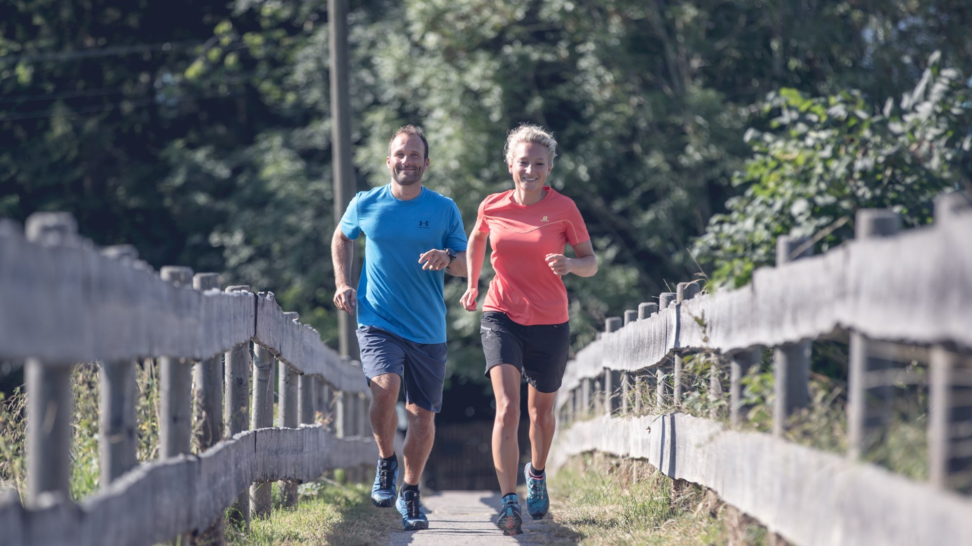 Zwei Jogger auf einem Weg, © Hansi Heckmair