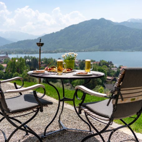 biergarten-das-tegernsee_biergartenausblick