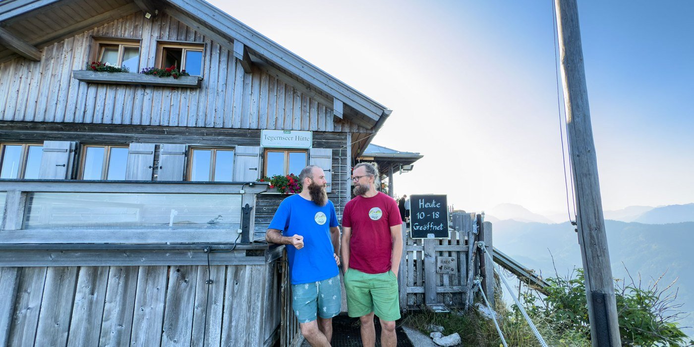 Seit 2025 neue Hüttenwirte auf der Tegernseer Hütte: Andreas Hauber & Sebastian Bailey Seit 2025 neue Hüttenwirte auf der Tegernseer Hütte: Andreas Hauber & Sebastian Bailey