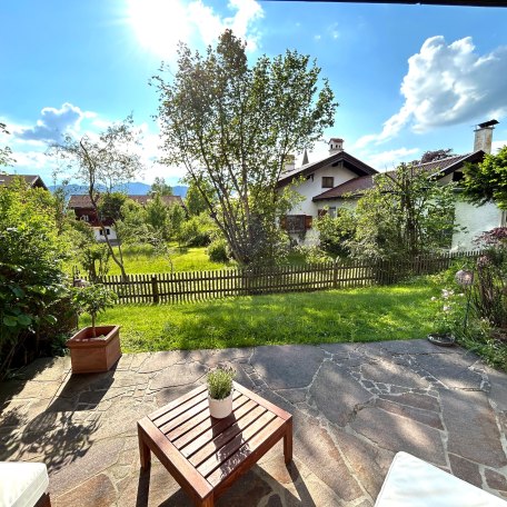 Blick von der Terrasse in den Garten mit Blick auf Bad Wiesehr Berge, © Tegernsee Perle