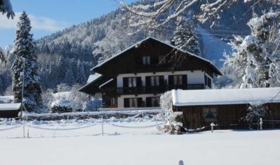 Blick von der Seepromenade auf unser Haus, © Gästehaus Gartenheim am Tegernsee